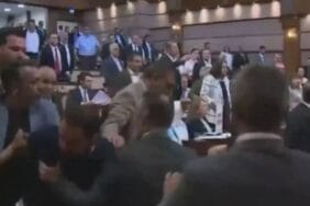 İBB Meclisi'nde kavga: AKP'liler ile CHP'liler birbirine girdi