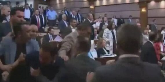 İBB Meclisi'nde kavga: AKP'liler ile CHP'liler birbirine girdi