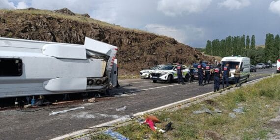 Cenaze dönüşü can pazarı! Midibüs yan yattı, 2 ölü 27 yaralı