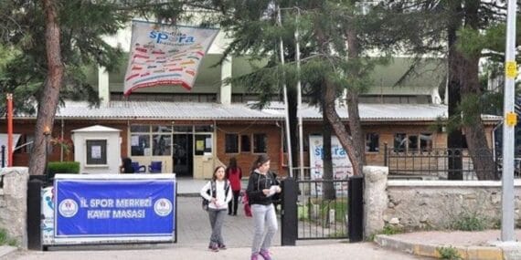 61 yıllık spor salonu yıkılıyor