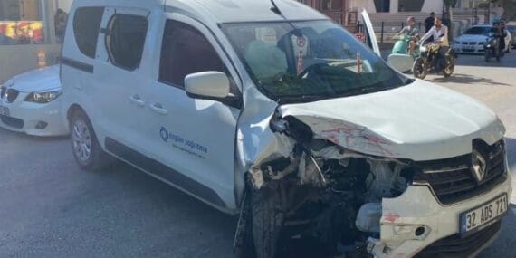 Otomobil ağaca çarparak durdu