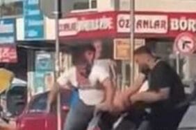 İstanbul'un göbeğinde genç kadınları kaskla darbettiler