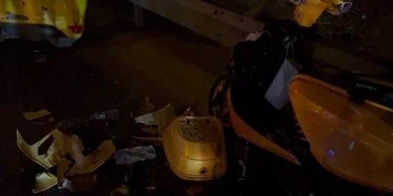 Arıza için yol kenarında duran araca motosikletli çarptı