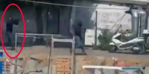 Küçükçekmece'de silahlı gruplar çatıştı: Keleşle saldırdılar