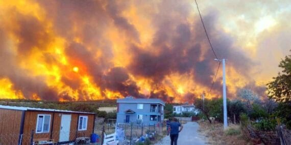 Tekirdağ'da yangın büyüdü! 3 mahalle tahliye edildi