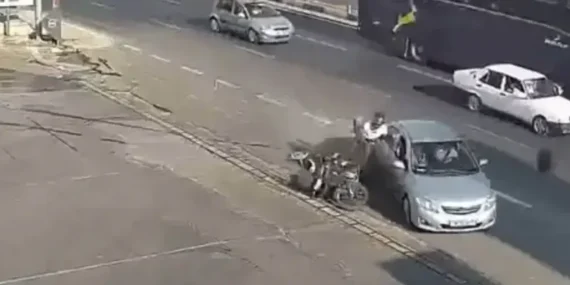 Motosiklet-Otomobil Çarpışması: Sürücü, Aracın Kapısına Tutundu!
