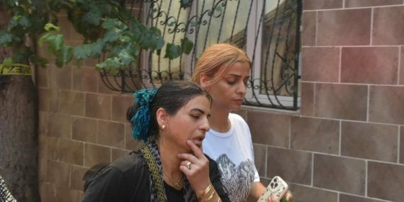 İzmir Kadifekale'de Hurda Deposu Yangını 4 Eve Sıçradı