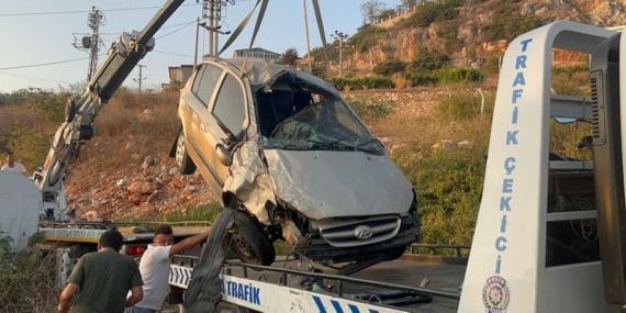 Alanya'da Korkunç Şarampole Uçma Kazası: Sürücü Yaralı Kurtarıldı