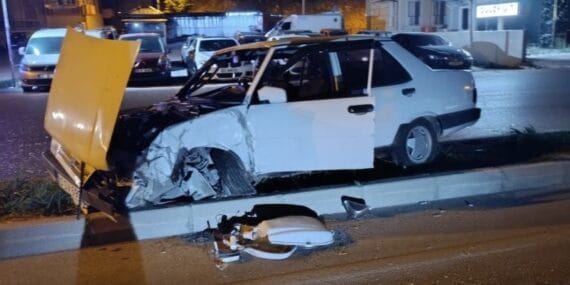 Eğirdir’de alkollü sürücü direğe çarptı: 1 yaralı