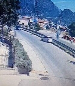 Eğirdir'de Korkunç Kaza: Virajı Alamayan Otomobil Bariyerlere Çarptı, 3 Yaralı