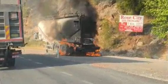 Antalya-Isparta Karayolunda Silobas Tankeri Yanarak Küle Döndü