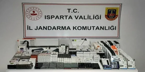 Isparta Jandarması Büyük Kaçakçılık Operasyonu: Sahte Alkol, Tarihi Eserler ve Silah Ele Geçirildi