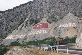 Eğirdir'deki Dev Bayrak Yeniden Boyandı: Komando Mabedinin Sembolü Daha da Parlıyor