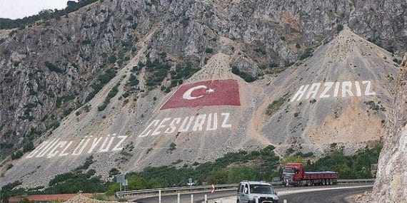 Eğirdir'deki Dev Bayrak Yeniden Boyandı: Komando Mabedinin Sembolü Daha da Parlıyor