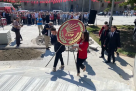 Isparta'da Atatürk Anıtı'nda Çelenk Sunma Töreni Sırasında Gerginlik