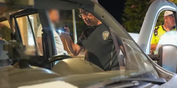 Isparta Emniyeti Parklarda Gece Denetimi Gerçekleştirdi: 250'den Fazla Kişi ve 45 Araç Kontrol Edildi