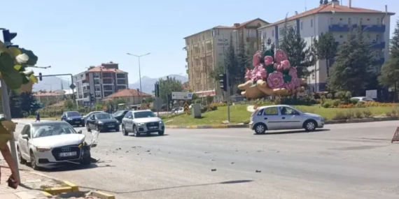 Çünür Kavşağı'nda Trafik Lambası Arızası: 2 Araç Çarpıştı