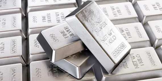 Gümüş Fiyatları 14 Yıllık Zirvede: Fed'in Faiz Politikası ve Kritik Mineral Statüsü Etkili