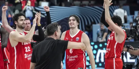 12 Dev Adam, EuroBasket 2025 Finalinde! Tarihi Yunanistan Zaferi