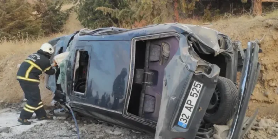 Burdur'da Kontrolsüz Otomobilin Durak Kazası: İki Yaralı