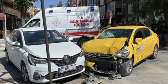 Burdur'da Taksi-Otomobil Kazası: 3 Yaralı
