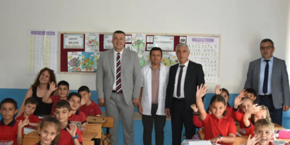 Eğirdir Belediye Başkanı Öğrencilere Yeni Eğitim Yılında Hediyeler Dağıttı