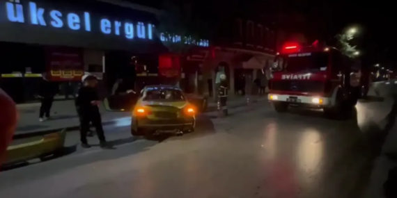 Isparta'da Gece Yarısı İşyerine Araç Çarptı: Maddi Hasar