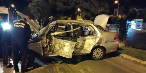 Kontrolden çıkan otomobil ağaçlara çarparak durabildi, genç sürücü yaralandı