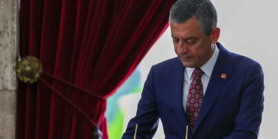 Özgür Özel bu defa Anıtkabir'de söz verdi