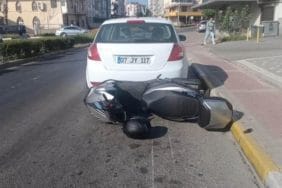 Motosiklet Virajdan Çıktı, Park Halindeki Araca Çarptı: 1 Yaralı