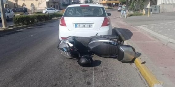 Motosiklet Virajdan Çıktı, Park Halindeki Araca Çarptı: 1 Yaralı