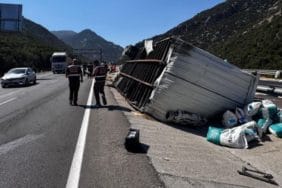 Antalya'da Tır Kazası: Genç Sürücü Hayatını Kaybetti