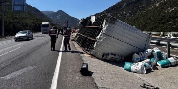 Antalya'da Tır Kazası: Genç Sürücü Hayatını Kaybetti