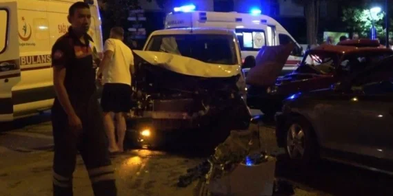 Burdur'da Üç Araçlık Kazada Bir Kişi Hayatını Kaybetti, Dört Kişi Yaralandı