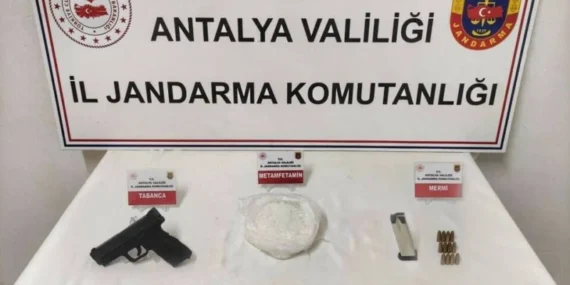 Gazipaşa'da Uyuşturucu Baskını: 1,5 Kilo Metamfetamin ve Tabanca Ele Geçirildi