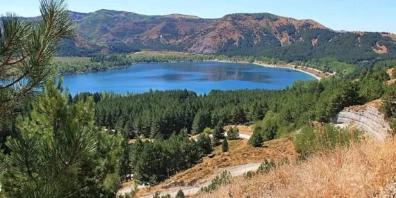 Gölcük Krater Gölü'nde Yazın Son Günleri: Isparta'nın Doğal Harikası Ziyaretçilerini Ağırlamaya Devam Ediyor