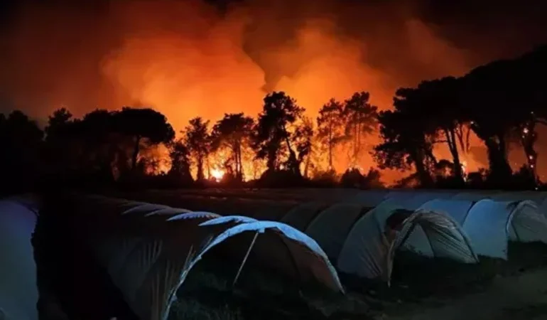 Antalya Aksu'da Orman Yangını: İki Otel Tahliye Edildi, Ekipler Müdahale Ediyor