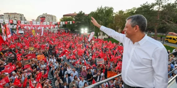 CHP Kurultay Davası Ertelendi: Özgür Özel'den Şiirli Tepki