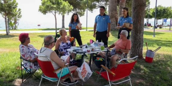 Konyaaltı Sahili'nde Çöp Belasıyla Mücadele: Antalya Belediyesi'nden Temizlik Operasyonu