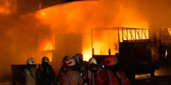 İkitelli Organize Sanayi Bölgesi'nde Büyük Yangın: Çok Sayıda Araç Yanmış Durumda