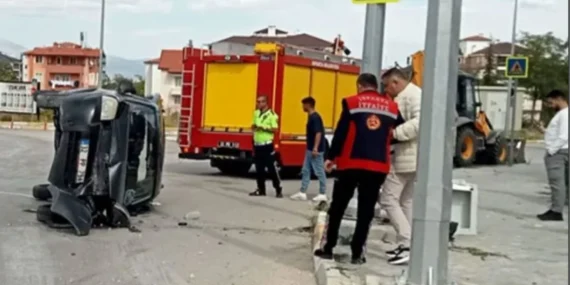 Isparta'da Trafik Kazası: Kontrolden Çıkan Otomobil Panoya Çarparak Devrildi