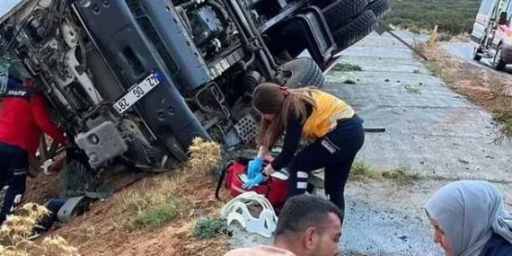 Isparta'da Kontrolden Çıkan Tır Şarampole Uçtu: Ekipler İki Yaralıyı Kurtardı