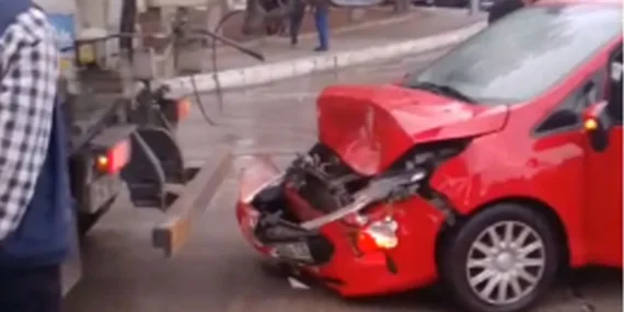 Yağışlı Havada Kontrol Kaybı: Kayan Araç Beton Mikserine Çarptı