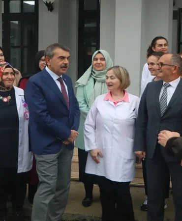 Bakan Tekin'in Düzce'deki Okul Ziyaretinde Unutulmaz An: Öğretmen Veli Zannetti
