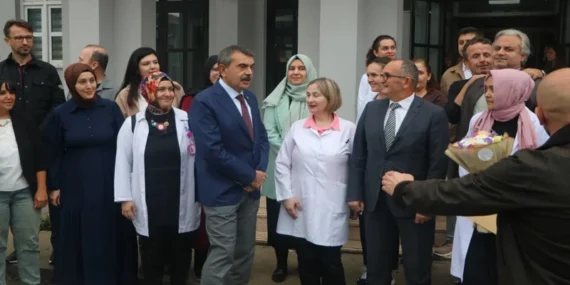 Bakan Tekin'in Düzce'deki Okul Ziyaretinde Unutulmaz An: Öğretmen Veli Zannetti