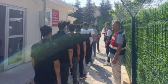 Isparta'da Yasa Dışı Göç Ağına Darbe: Şebeke Lideri ve 82 Kişi Yakalandı
