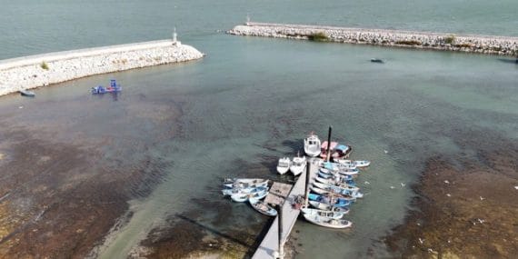 Eğirdir Gölü alarm veriyor: Evlerde çökme riski