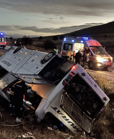 Afyon'da Otobüs Devrildi: 2 Ölü, 21 Yaralı