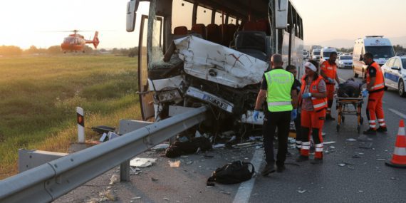 Adanada-Yolcu-Otobusu-Bariyere-Carpti-8-Yarali-gemini