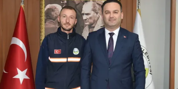 Altin-Bulan-Temizlik-Iscisine-Baskandan-Anlamli-Odul-featured